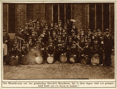 98252 Groepsportret van de leden van het muziekkorps van het Gezelschap Utrechts Brandweer gefotografeerd ter ...